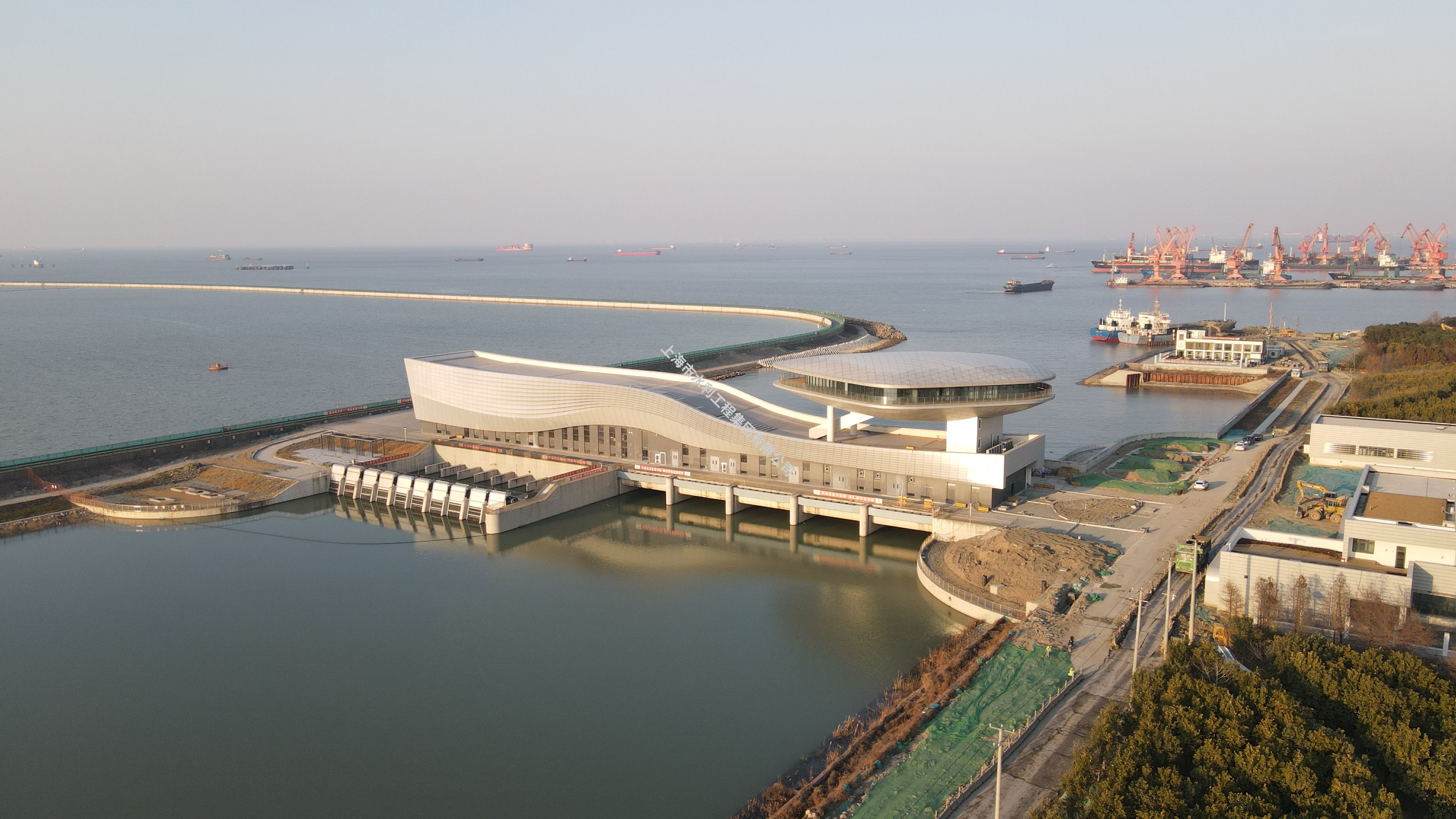 战高温抢建设 筑防线护安澜｜吴淞江<font color=red>工程</font>新川沙泵闸枢纽<font color=red>工程</font>全速攻坚